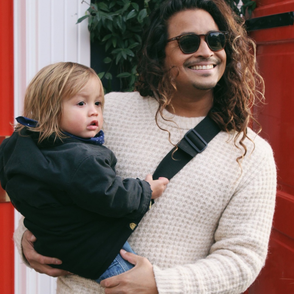 2000x2000wildride-black-basic-toddler-carrier-00001.jpg